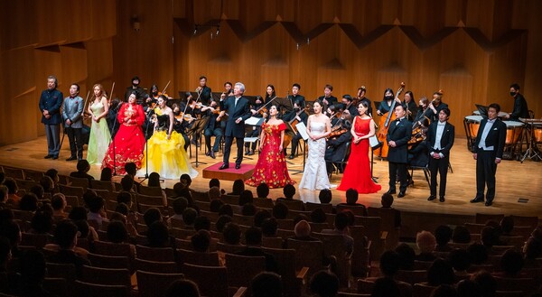 한국가곡연구회 제55회 정기연주회 출연자들이 앙코르 곡으로 ‘어머니의 마음’을 관객들과 함께 부르고 있다. Ⓒ김문기의 포토랜드