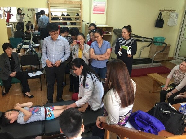 지난해 4월 몽골 의료진 약 100여명이 보툴리눔 톡신을 활용한 뇌성마비 환우의 재활 치료 프로그램에 참여하고 있다. 사진=메디톡스 제공