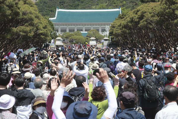 국민대표 74인을 비롯한 시민들이 지난 10일 오전 서울 종로구 청와대에 들어서고 있다. 청와대 개방은 74년 만에 처음이다. (사진=연합뉴스 제공)