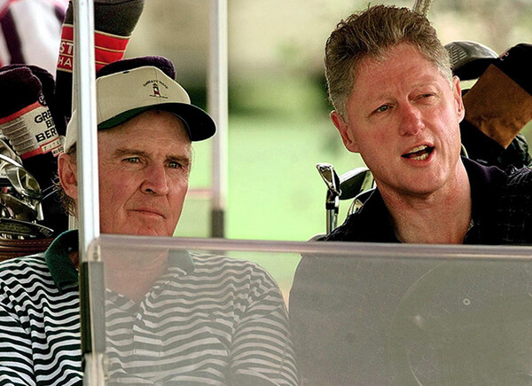 1997년 잭 웰치 회장과 미국 전 대통령 빌 클린턴이 골프 카트를 타고 라운드하는 모습이다. 사진제공=ⓒAFPBBNews = News1