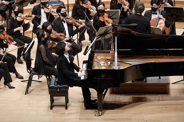 임윤찬이 정명훈이 지휘하는 원코리아오케스트라와 베토벤 피아노 협주곡 5번 '황제'를 협연하고 있다.  ⓒ롯데콘서트홀 제공