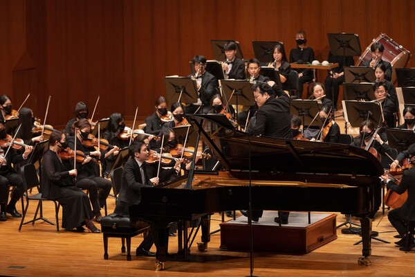 임동혁이 이병욱이 지휘하는 디토 오케스트라와 호흡을 맞춰 라흐마니노프 피아노 협주곡 2번을 협연하고 있다. ⓒ크레디아 제공