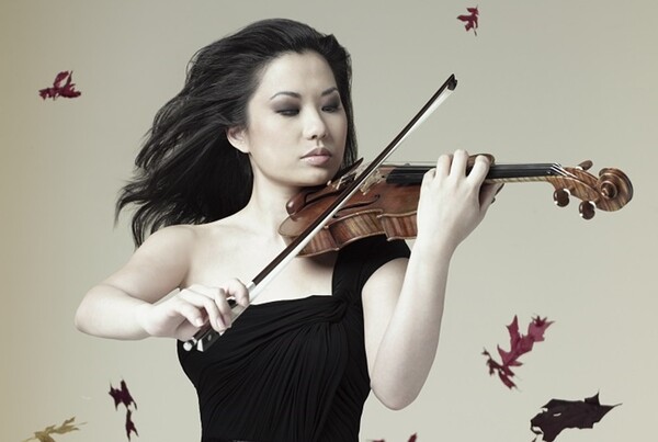 ‘바이올린 여제’ 사라 장이 오는 12월 27일 예술의전당 콘서트홀에서 ‘사라 장 & 비르투오지’라는 타이틀로 내한공연을 연다. ⓒ크레디아 제공