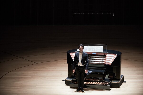피아노와 오르간을 넘나들며 활약하고 있는 조재혁이 오는 12월 21일 롯데콘서트홀에서 ‘오르간 오딧세이’를 공연한다. ⓒ롯데콘서트홀 제공
