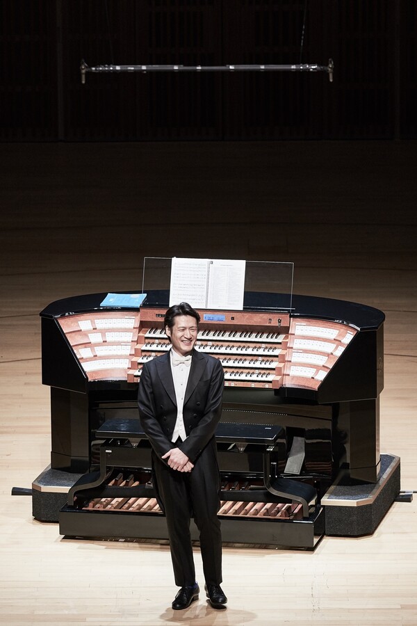 피아노와 오르간을 넘나들며 활약하고 있는 조재혁이 오는 12월 21일 롯데콘서트홀에서 ‘오르간 오딧세이’를 공연한다. ⓒ롯데콘서트홀 제공