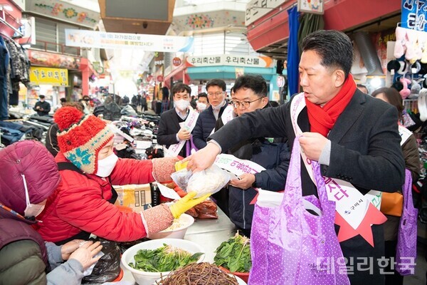 김장호 구미시장이 성수품을 구매하고 있는 모습. 사진=구미시 제공
