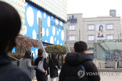 명품 브랜드 ‘오픈런’(매장이 열리기를 기다렸다 바로 구매하는 행위) 현상이 최근 주춤하고있다. 사진은 서울 강남구 갤러리아 백화점 명품관. ⓒ연합뉴스