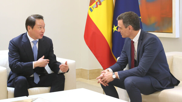 최태원 대한상공회의소 회장(왼쪽)과 페드로 산체스 스페인 총리가 환담을 하고 있다. 사진=대한상의