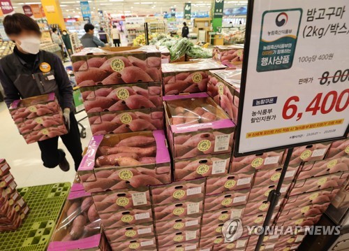 정부가 물가 안정 대책에 나섰다. 농림축산식품부는 장바구니 물가 부담을 줄이기 위해 지난 2일부터 8일까지 할인지원 행사를 연다. 사진은 지난 2일 서울 한 이마트에서 장을 보는 시민들의 모습. ⓒ연합뉴스