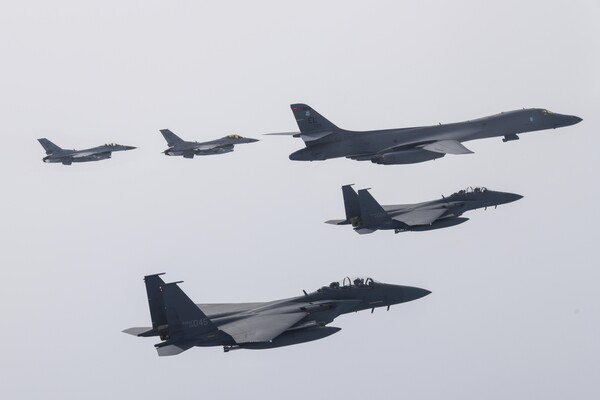 한미 공군이 3일 한반도 서해 및 중부내륙 상공에서 우리측 F-15K·KF-16 전투기와 미측 B-1B 전략폭격기가 참여한 가운데 연합공중훈련을 실시하고 있다. 사진=국방부/연합뉴스