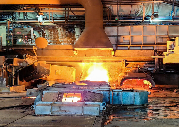 Ferro fundido sendo produzido no alto-forno nº 2 na fábrica de Pohang.  foto = Bosco