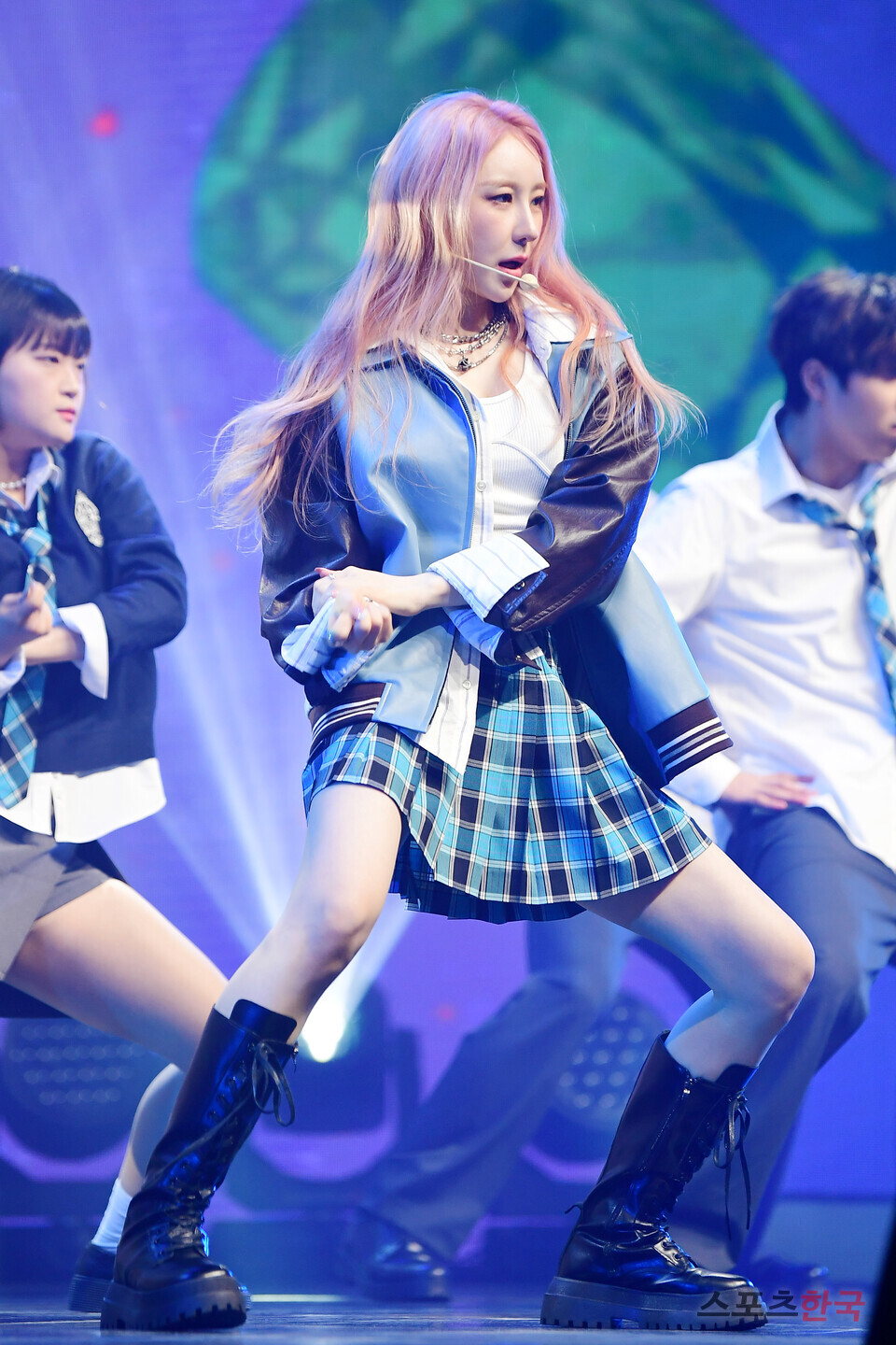 이채연, 강렬한 퍼포먼스