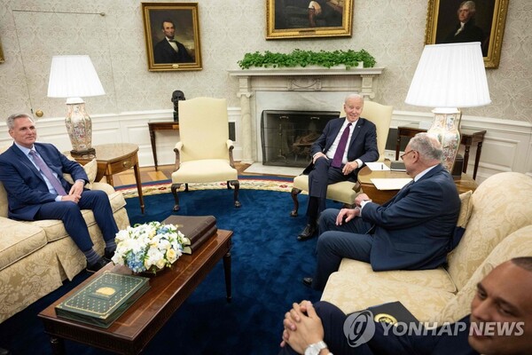 바이든 대통령과 미 의회 지도부. 사진=연합뉴스