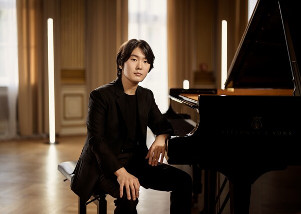 피아니스트 조성진이 오는 7월 두 개의 다른 프로그램으로 서울 등 4개 도시에서 리사이틀을 연다. ⓒ크레디아 제공