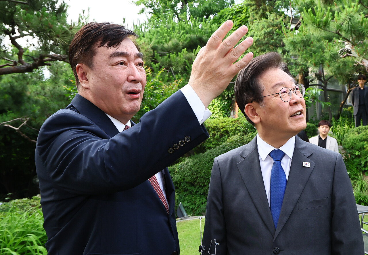 ⓒ연합뉴스 이재명 더불어민주당 대표가 지난 6월 8일 저녁 서울 성북구 중국대사관저에서 싱하이밍 주한 중국대사를 만나고 있다.