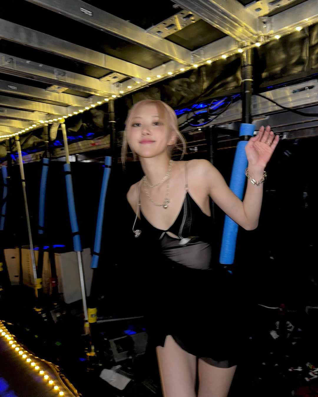 ★로제, 슬렌더 몸매 빛난 시스루 드레스 '발랄 섹시미'