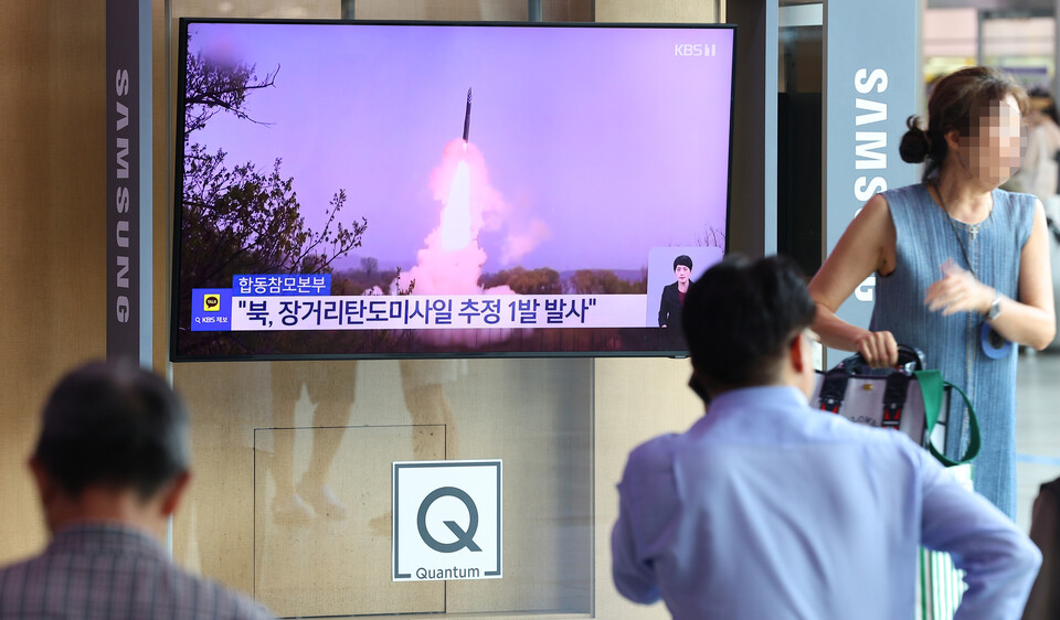  북한이 동해상으로 장거리 탄도미사일을 발사한 12일 서울역 대합실에 설치된 TV 스크린에 관련 뉴스가 나오고 있다. ⓒ연합뉴스