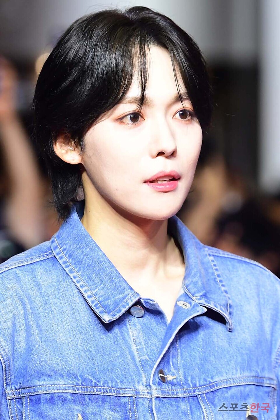 위너 김진우, 눈에 띄는 우윳빛 피부