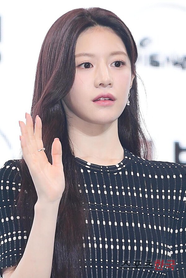 고윤정, 청초한 매력