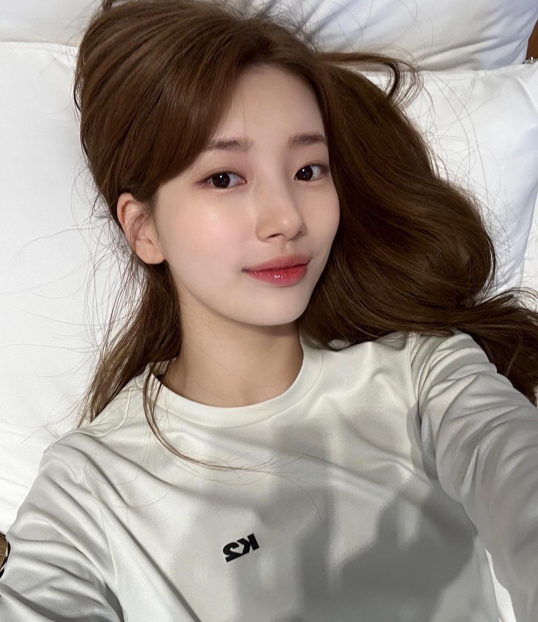 수지, 사랑스러운 베이비 페이스…'가을 여신'의 침대 셀카