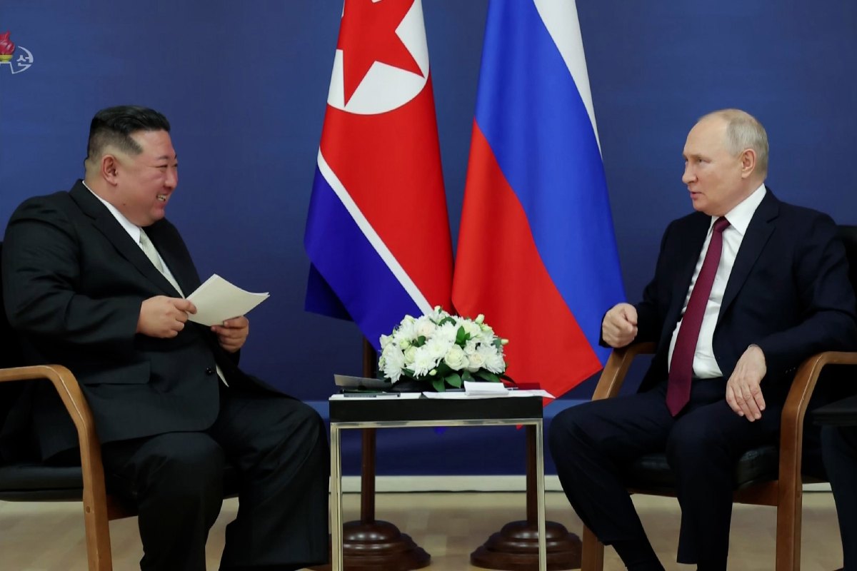 러시아를 방문 중인 김정은 북한 국무위원장(왼쪽)이 지난 13일 블라디미르 푸틴 러시아 대통령과 회담을 했다. (사진=조선중앙TV 화면)