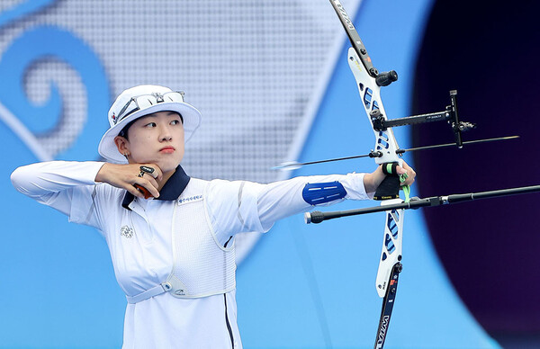 3일 중국 항저우 푸양 인후 스포츠센터에서 열린 2022 항저우 아시안게임 양궁 리커브 여자 개인 8강전에서 안산이 활시위를 놓고 있다. 2023.10.3 ⓒ연합뉴스