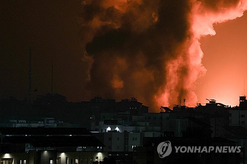 8일(현지시간) 이스라엘의 보복 폭격으로 연기가 치솟는 팔레스타인 가자지구. 사진=연합뉴스 제공