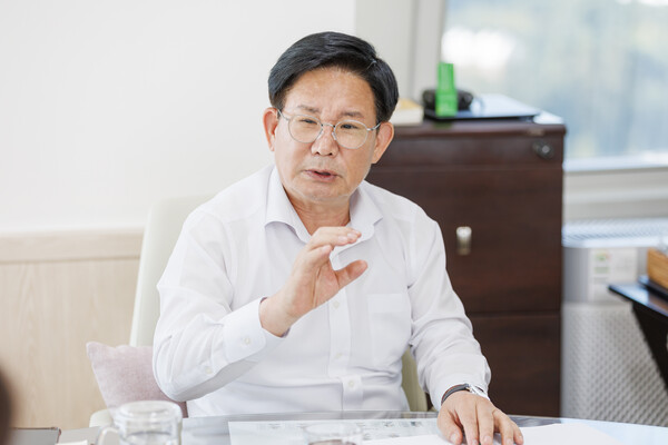 박강수 마포구청장이 지난 4일 마포구청사에서 데일리한국과 인터뷰를 하고 있다. 사진=마포구청 제공