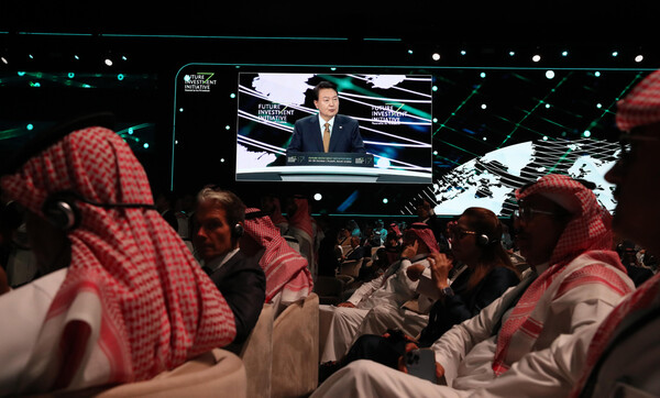 사우디아라비아를 국빈 방문 중인 윤석열 대통령이 24일(현지시간) 리야드의 킹 압둘아지즈 국제 콘퍼런스 센터(KAICC)에서 열린 미래 투자 이니셔티브 포럼 대담에서 발언하고 있다. 2023.10.24  ⓒ연합뉴스