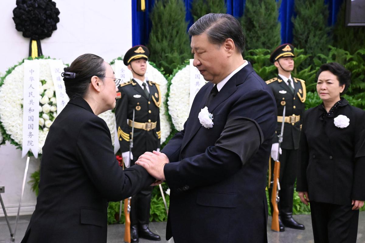 시진핑 중국 국가주석(오른쪽)이 지난 2일 베이징에서 열린 리커창 전 중국 총리의 영결식에서 리 전 총리 부인인 청훙의 손을 잡고 위로하고 있다. (사진=AP 연합뉴스 제공)