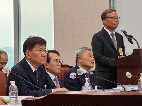 지난 10월 국회 산자위가 개최한 국정감사에 한국에너지공대 윤의준 총장(오른쪽)이 출석해 의원들의 질문에 답하고 있다. 사진=데일리한국 안희민 기자