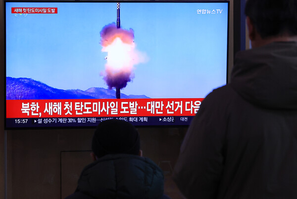 한이 동해상으로 미상의 탄도미사일을 발사한 14일 오후 서울역 대합실에서 시민들이 관련 보도를 보고 있다.북한은 올해 들어 처음 탄도미사일 도발을 감행했다. 작년 12월 18일 대륙간탄도미사일(ICBM) 발사 이후 27일 만이다. 사진=연합뉴스