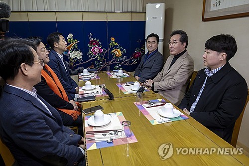 (오른쪽에서 두번째) 이낙연 개혁신당 공동대표가 11일 오후 서울 종로구의 한 식당에서 열린 1차 개혁신당 임시 지도부 회의에서 발언하고 있다. 사진=연합뉴스 제공