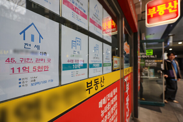 연초 잠잠한 듯했던 서울 아파트 전세시장이 봄 이사철을 앞두고 다시 움직이고 있다. 전세 거래가 증가하면서 호가가 오르고, 물건도 감소하는 분위기다. 부동산 빅데이터업체 아실에 따르면 이달 17일 기준 서울 아파트 전월세 물건은 총 5만2천174건으로 한달 전(5만4천873건)에 비해 5.0%가량 줄었다. ⓒ연합뉴스