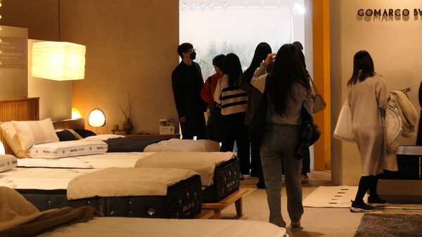 서울디자인리빙페어 방문객들이 침대 브랜드를 살펴보고 있다. 사진=안세진 기자