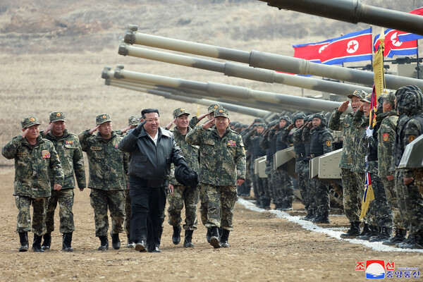 김정은 북한 국무위원장이 지난 13일 조선인민군 땅크(탱크)병대연합부대간 대항훈련경기를 지도했다고 조선중앙통신이 14일 보도했다. 북한은 이날 신형 탱크를 공개하며 대남 전쟁의지를 다졌다. 사진 제공=연합뉴스