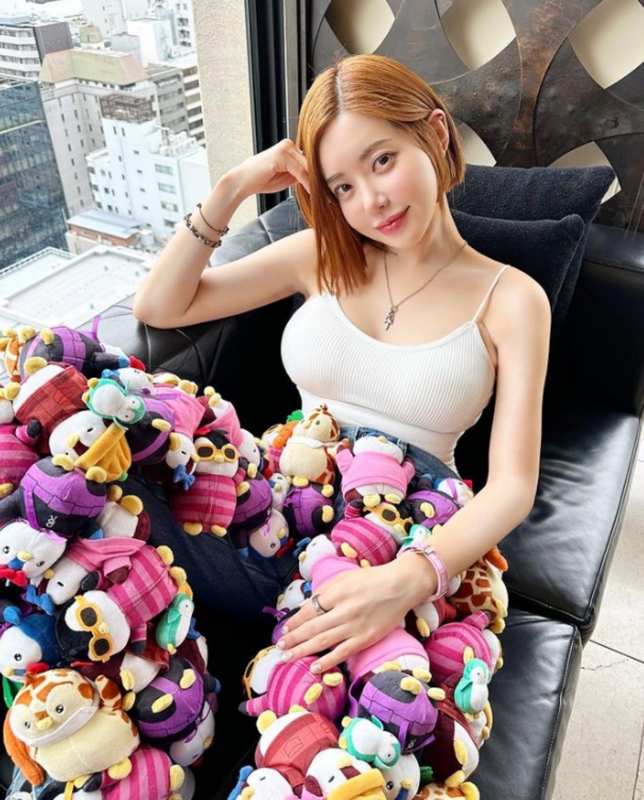 ★DJ소다, 다리 '쩍벌'하고 가슴골 자랑…힙한 섹시美