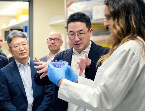 구광모(왼쪽에서 세번째) LG그룹 회장이 지난해 8월 21일(현지 시각) 미국 보스턴 ‘다나파버 암 센터’를 방문해 치료제 생산 과정에 대한 설명을 듣고 있다. 사진=LG