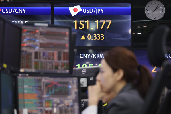 20일 오전 서울 중구 하나은행 딜링룸 현황판에 엔/달러 환율이 표시돼 있다. 일본은행(BOJ)은 전날 17년 만에 금리를 인상했다. ⓒ연합뉴스