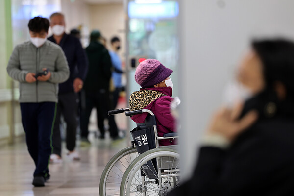 의정 갈등이 장기화하는 26일 오전 광주 동구 전남대병원에서 환자들이 이동하고 있다. 2024.3.26 ⓒ연합뉴스