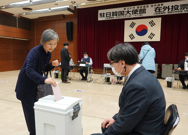 국회의원선거 재외 국민투표가 27일 시작된 가운데 한 유권자가 일본 도쿄 총영사관에 마련된 재외투표소에서 투표하고 있다. 2024.3.27 ⓒ연합뉴스