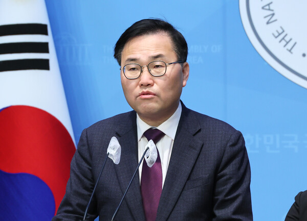 국민의힘 홍석준 의원이 6일 국회 소통관에서 당의 컷오프(공천배제) 결정에 대한 입장을 밝히고 있다. 홍 의원은 