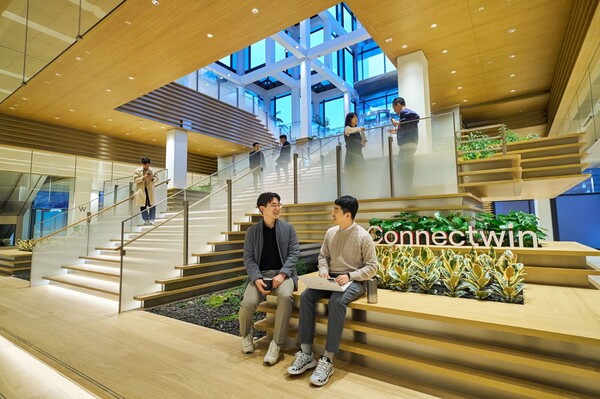 LG 직원들이 LG트윈타워 저층부 공용공간 ‘커넥트윈’에서 대화를 나누고 있다. 사진=LG 제공