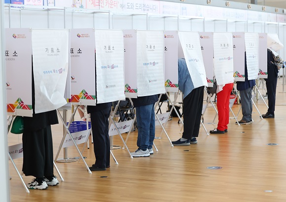 유권자들이 투표를 하고 있다. 사진=연합뉴스