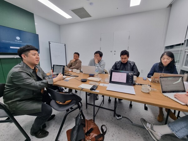 김승완(왼쪽 끝) 충남대 교수가 세미나에서 한국 전력시장이 봉착한 어려움에 대해 설명하고 있다. 사진=데일리한국 안희민 기자