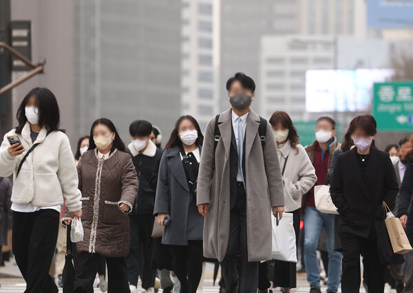  중부지방 미세먼지 농도가 '매우 나쁨' 수준을 보이며 미세먼지 경보가 발령된 29일 오전 서울 광화문광장에서 시민들이 마스크를 쓴 채 걸어가고 있다. 2024.3.29 ⓒ연합뉴스