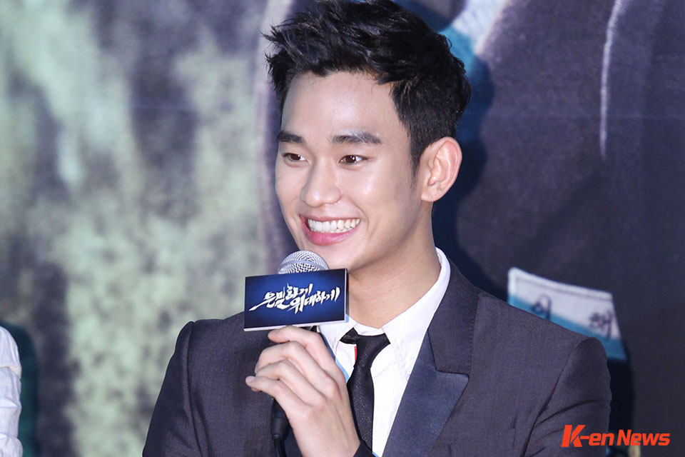 From 2013] Kim Soo-hyun Perfectly Plays the Fool < Entertain < 기사본문 - 한국아이닷컴