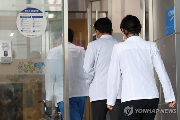 의료진이 서울 종로구 서울대병원에 들어서고 있다. 사진=연합뉴스