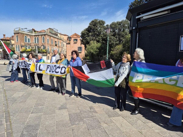 4월 17일(현지시간) 베네치아 비엔날레 현장에서 시위대가 팔레스타인 국기를 들고 평화를 촉구하는 모습. 사진=연합뉴스