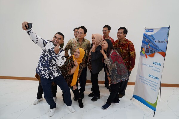 방경만 KT&G 사장이 인도네시아 현지 직원들과 기념사진을 촬영하는 모습